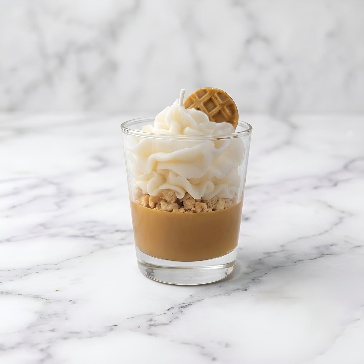 Bougie trompe-l'œil gourmande Spéculoos en cire de soja, chantilly pochée main — Hestia Lumora