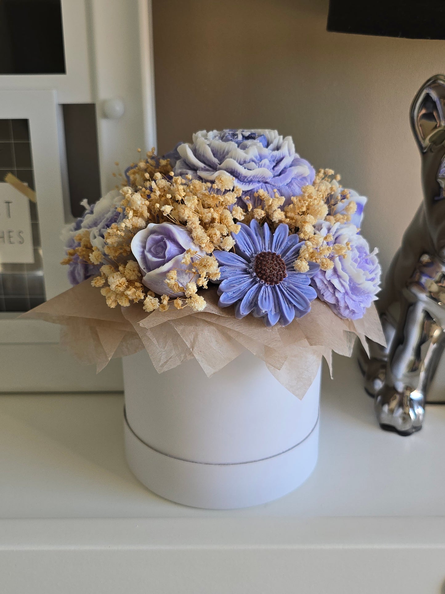 Bouquet de roses bleues moulées en cire de soja parfumée de Grasse, présenté dans une boîte ronde blanche. Cadeau original durable pour femme.