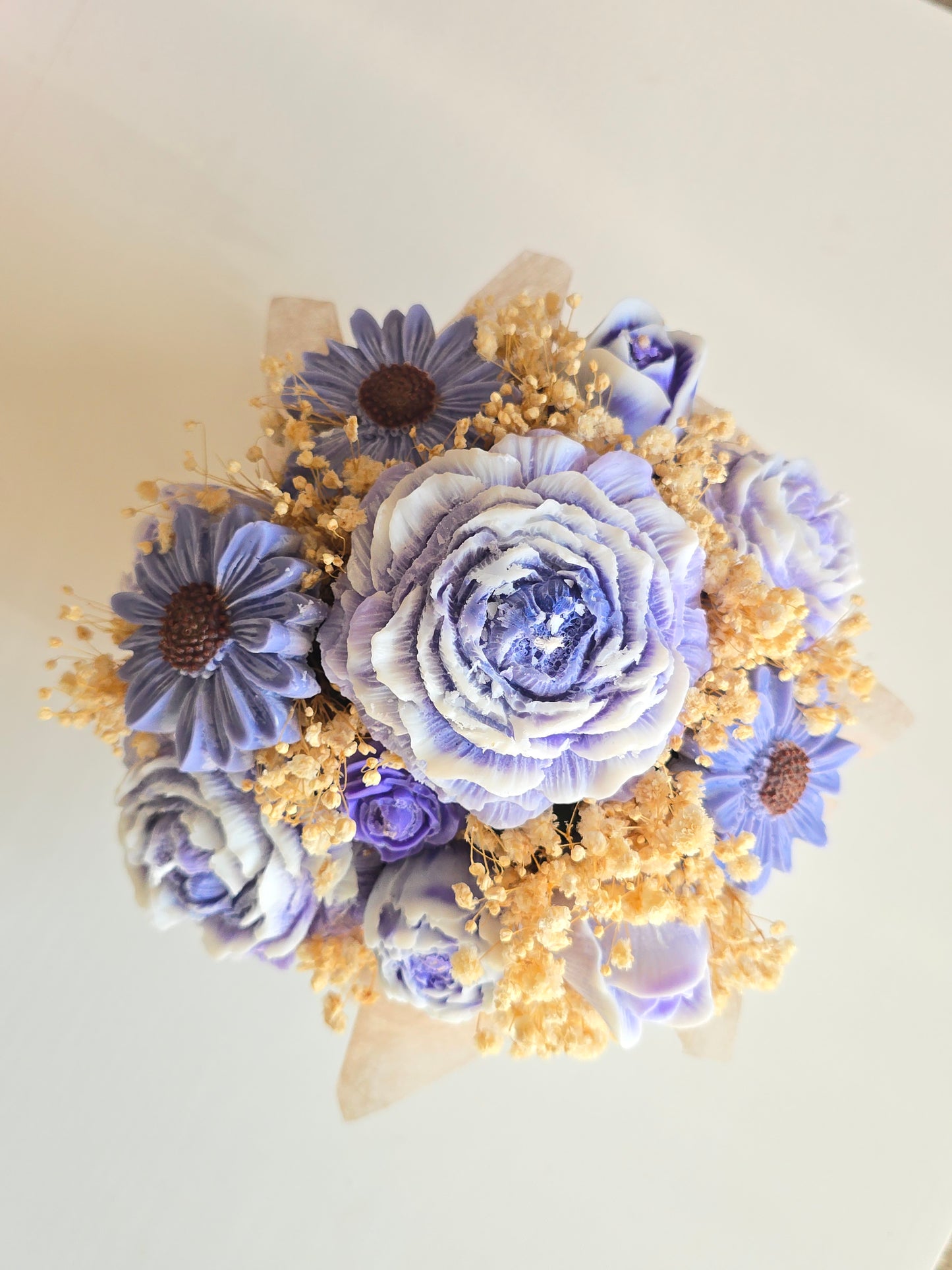 Bouquet de roses bleues moulées en cire de soja parfumée de Grasse, vue du dessus. Cadeau original durable pour femme.