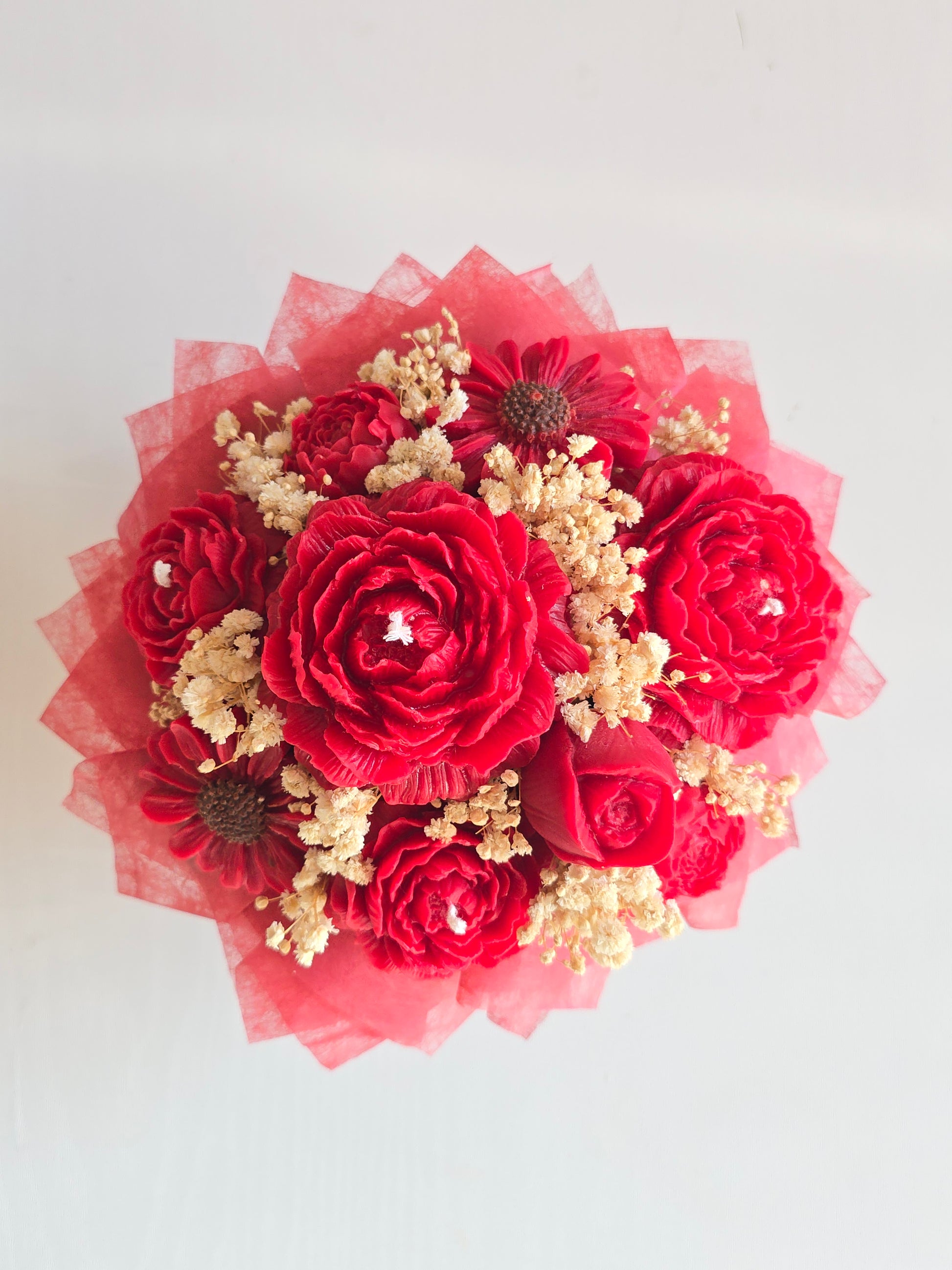 Bouquet de roses rouges moulées en cire de soja parfumée de Grasse, vue du dessus. Cadeau original durable pour femme.