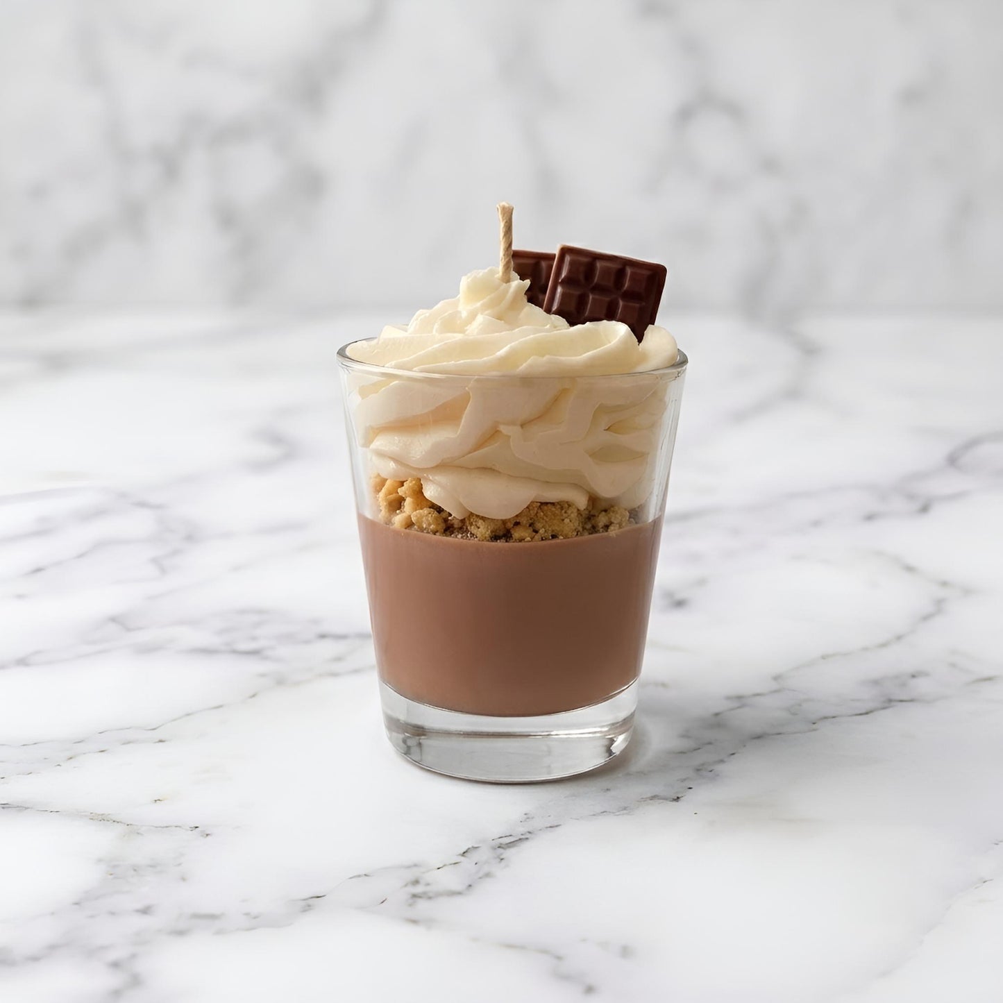 Bougie trompe-l'œil gourmande Chocolat Noisettes en cire de soja, chantilly pochée main — Hestia Lumora