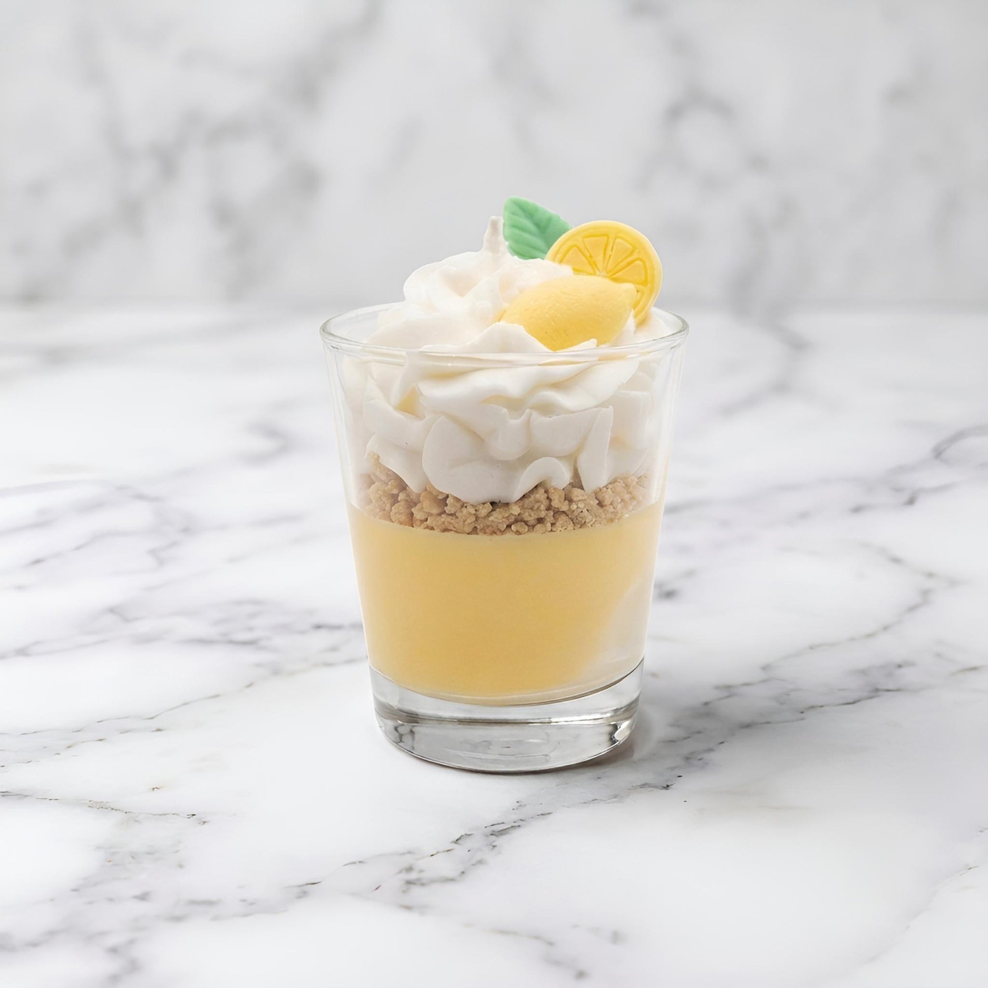 Bougie trompe-l'œil gourmande Citron Meringué en cire de soja, chantilly pochée main — Hestia Lumora