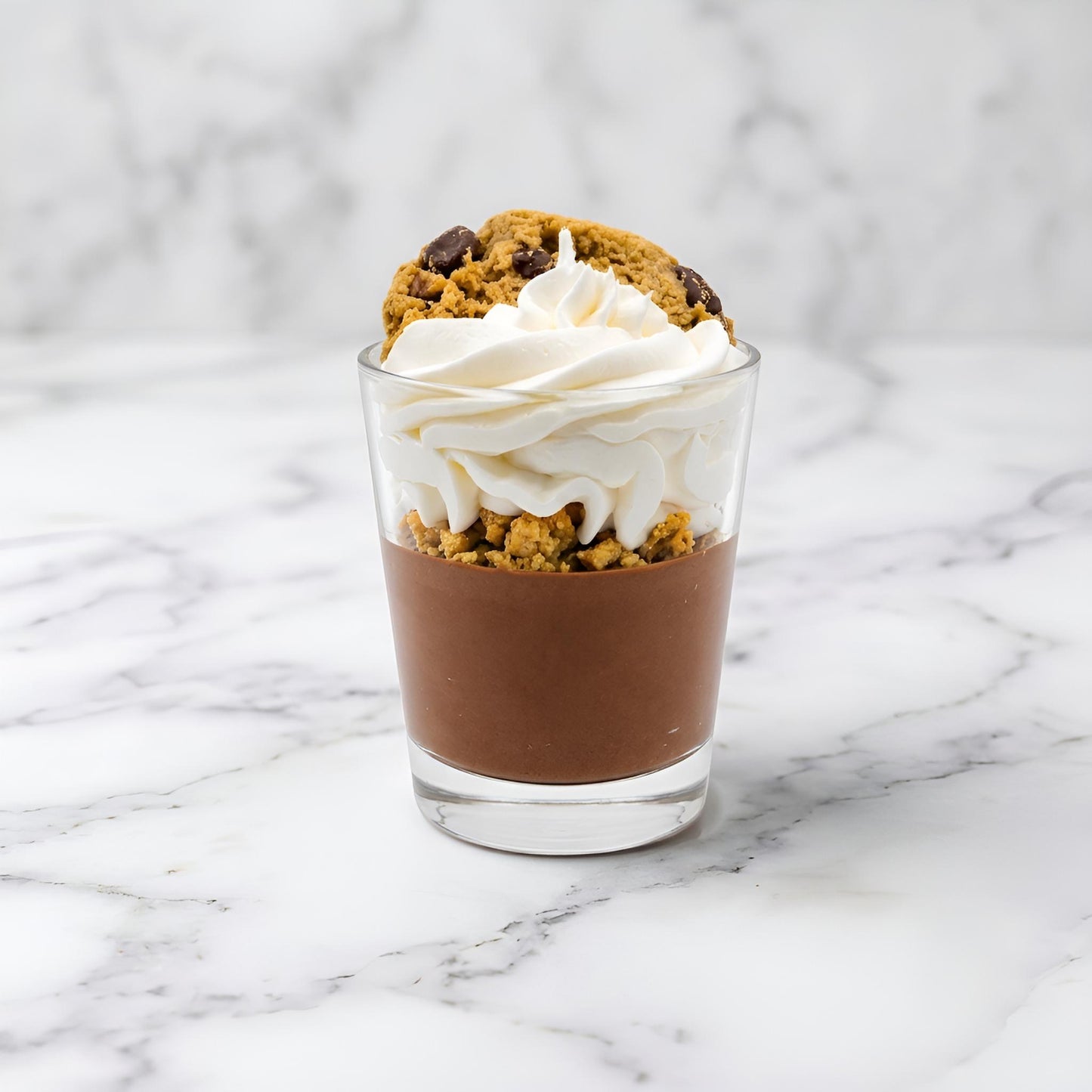 Bougie trompe-l'œil gourmande Cookie Chocolat en cire de soja, chantilly pochée main — Hestia Lumora