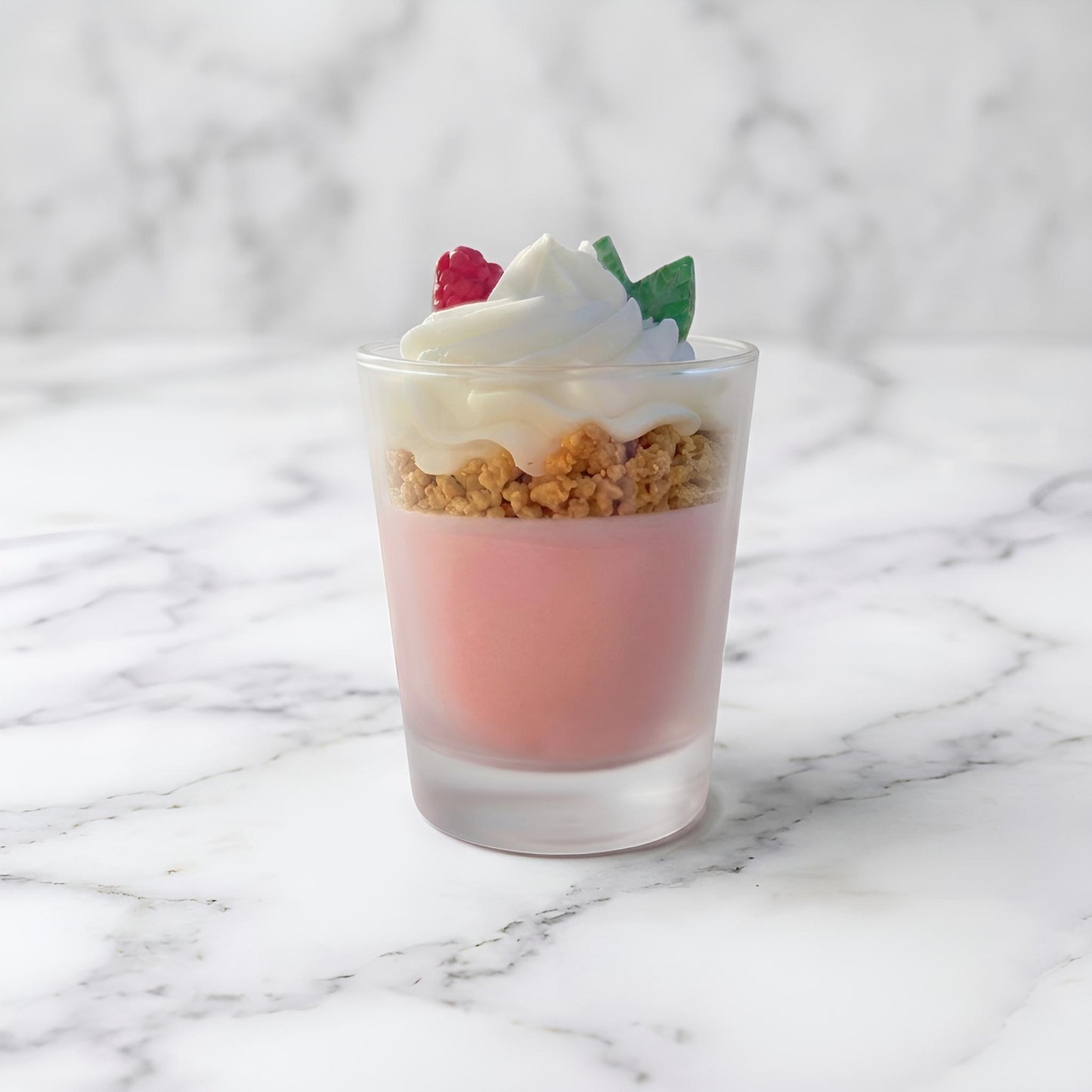 Bougie trompe-l'œil gourmande Fruits Rouges en cire de soja, chantilly pochée main — Hestia Lumora