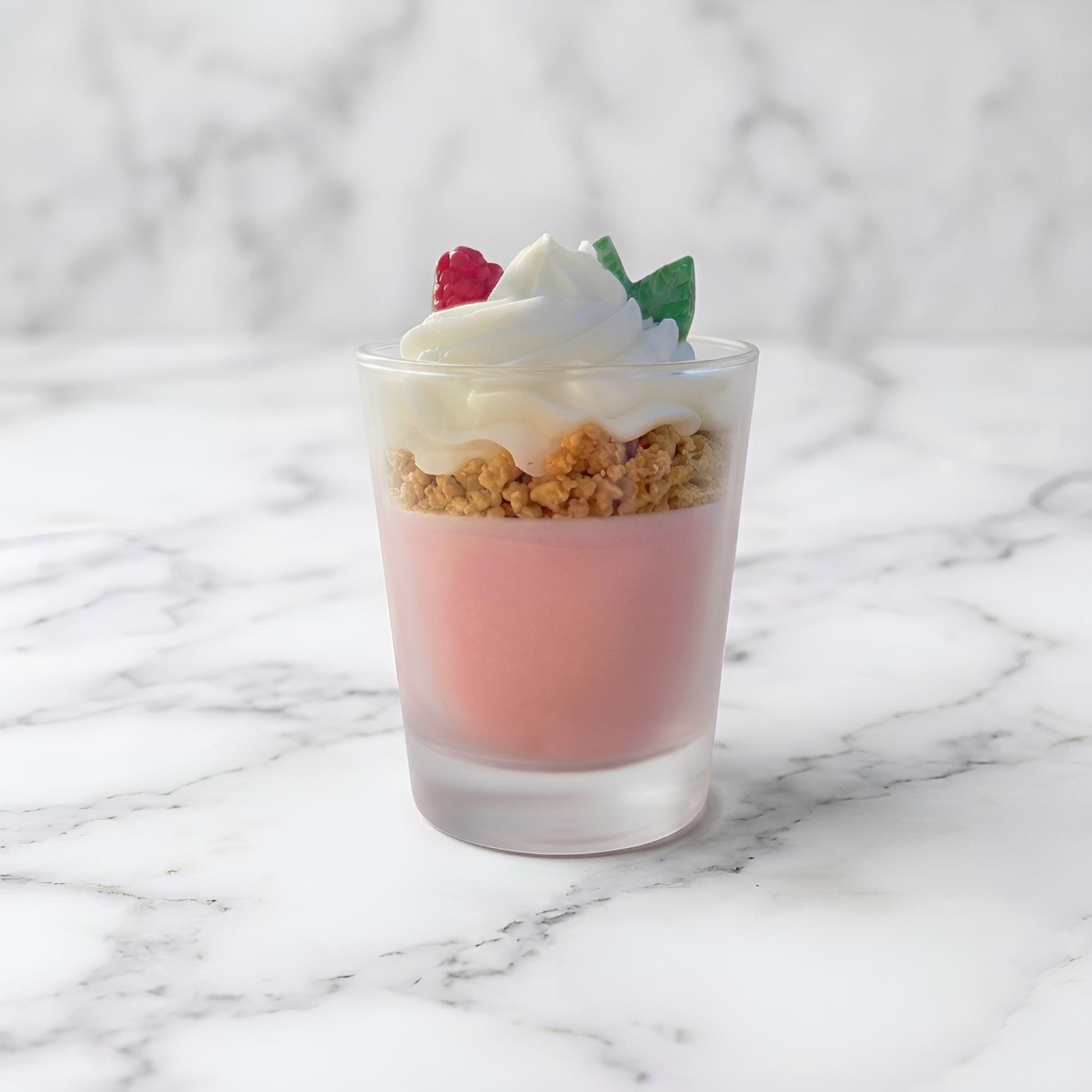 Bougie trompe-l'œil gourmande Fruits Rouges en cire de soja, chantilly pochée main — Hestia Lumora
